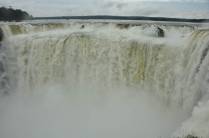 É muita água caindo!!! (no Parque Nacional Iguazu em Puerto Iguazu - Argentina)